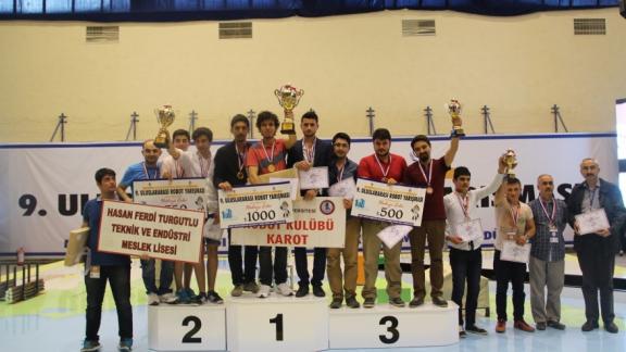 9 uncu Uluslararası Robot Yarışması Onsekiz Mart Üniversitesi Hasan-Mevsuf Spor Salonunda gerçekleştirilen ödül töreni ile sona erdi.