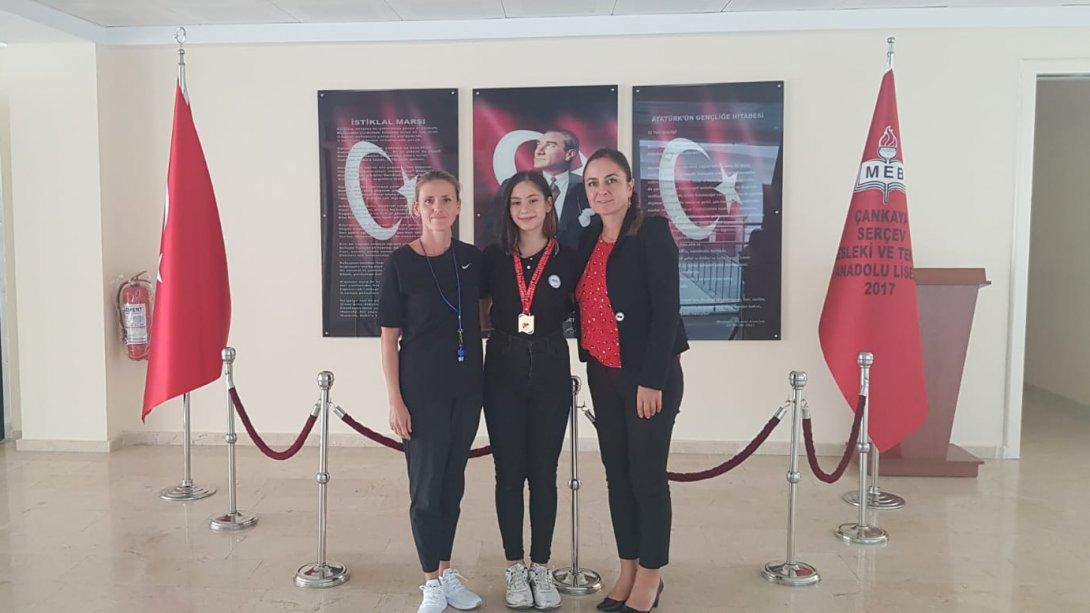 SERÇEV Mesleki ve Teknik Anadolu Lisesi 9. sınıf öğrencimiz Bensu VURAL,Türkiye Artistik Buz Pateni Şampiyonasında figür dalında Türkiye 1. asi olmuştur.