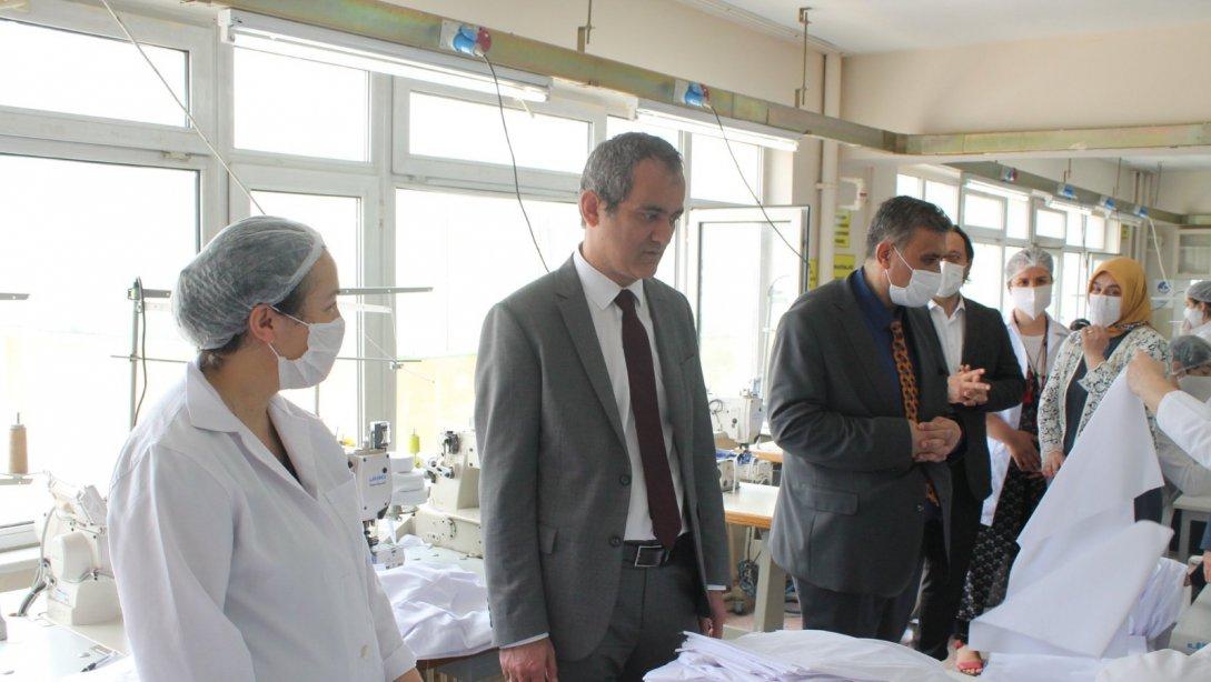 Millî Eğitim Bakan Yardımcısı Mahmut Özer, pandemi sürecinde canla başla mücadele eden İstanbul'daki Mesleki ve Teknik Anadolu Liselerimizi ziyaret etti