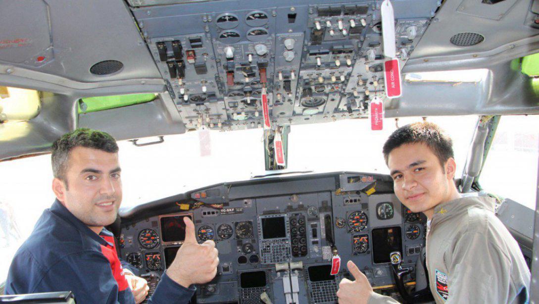 Antalya'da Meslek Lisesi Bahçesinden Havalanan Uçak Dünyayı Geziyor