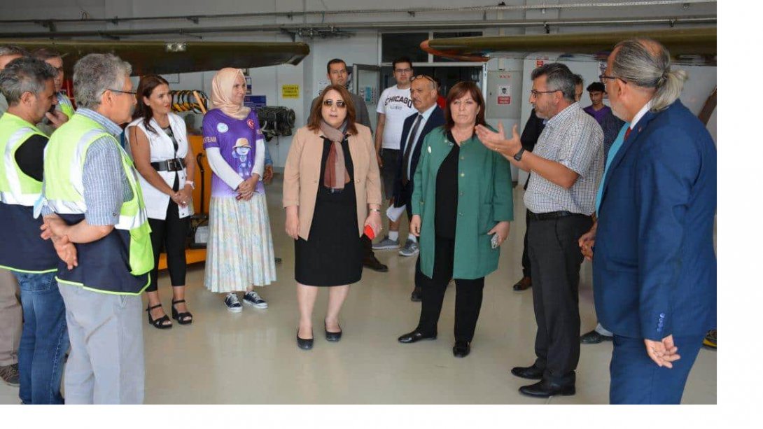 Mesleki ve Teknik Eğitim Genel Müdürü Nazan ŞENER, Eskişehir'de okulları ziyaret ederek incelemelerde bulundu. 