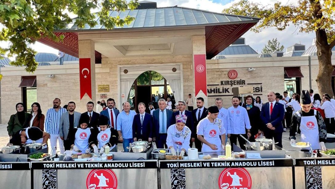 KIRŞEHİR'DE 37. AHİLİK HAFTASI KUTLAMALARI KAPSAMINDA BÖLGESEL LİSELER ARASI YÖRESEL YEMEK YARIŞMASI DÜZENLENDİ