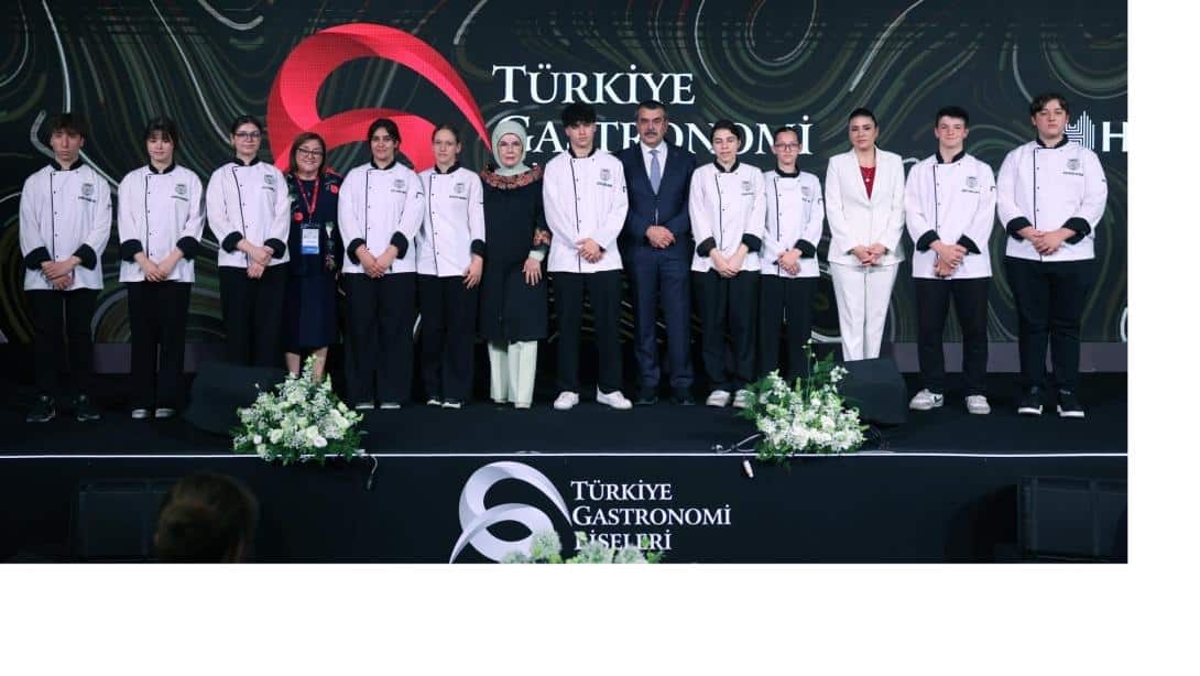 EMİNE ERDOĞAN VE BAKAN TEKİN,