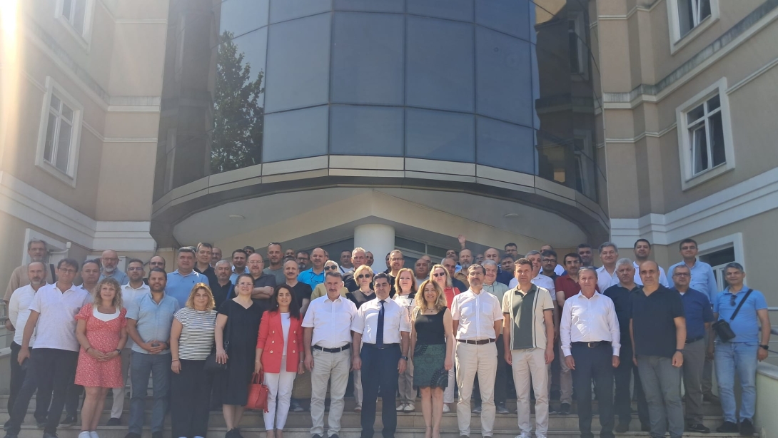 MESLEKİ VE TEKNİK EĞİTİMDE SEKTÖRLE İÇ İÇE LİDERLİK VE YENİLİKÇİ YAKLAŞIMLAR SEMİNERİ BURSA'DA GERÇEKLEŞTİRİLDİ