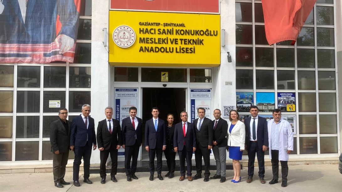 BAKAN YARDIMCIMIZ M. BİLAL MACİT İLE MESLEKİ VE TEKNİK EĞİTİM GENEL MÜDÜR V. SALİH KAYGUSUZ'UN GAZİANTEP'TE OKUL ZİYARETİ